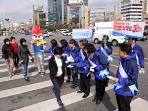 제19대 국회의원 선거를 20여 일 앞둔 19일 오전 대구 수성구 범어네거리 주변에서 수성구선거관리위원회 직원들과 부정선거감시단이 출근길 시민들을 대상으로 선거법 위반 신고 및 투표 참여 홍보캠페인을 펼치고 있다. 정운철기자 woon@msnet.co.kr