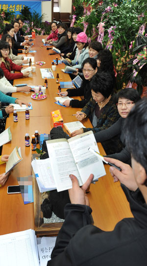 선거운동원 구하기가 힘든 가운데 24일 대구 달서구 한 후보 선거사무실에서 선거운동원들이 교육을 받고 있다. 성일권기자 sungig@msnet.co.kr