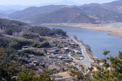 조선 선조때 한훤당 김굉필의 학문과 덕행을 추모하기 위해 창건돼 그의 위패를 모시고 사액된 도동서원. 도동서원은 흥선대원군의 서원철폐령에도 훼철되지 않고 존속한 47개 서원 중의 하나이며, 선현배향과 지방교육에 큰 역할을 담당했다.