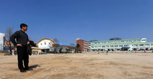 모교인 영덕초교. 아버지를 따라 학교 사택에 살았던 1학년 때, 밤에 요란한 사이렌 소리와 함께 학교 목조 건물이 불타는 현장을 목격, 오랫동안 충격으로 남았다.