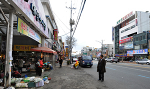 대명동에 살던 시절 친구들과 밤늦도록 배회하던 대명시장과 미도극장 주변. 오른쪽 건물이 미도극장 자리다.