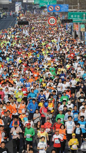 2012 대구 국제마라톤대회가 8일 오전 국내외 선수 1만3천여 명이 참가한 가운데 국채보상운동기념공원 일원에서 열려 마스터스 풀코스 부문에 출전한 선수들이 힘찬 레이스를 펼치고 있다. 김태형기자 thkim21@msnet.co.kr