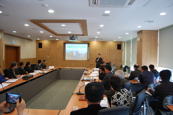 한국한방산업진흥원(원장 이형호)은 지난달 6일 안동대학교 경북농민사관학교에서 