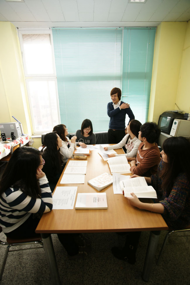 경북대 사범대학이 2012 중등교원 임용시험에서 전국 16개 국공립 사범대학 중 최고 수준의 성적을 거뒀다. 임용시험을 앞두고 스터디를 하고 있는 경북대 사범대 학생들.