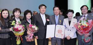 제40회 보건의 날 기념행사에서 신현수(가운데) 원장이 국민건강 증진과 국민 보건 향상에 기여한 공로로 국민훈장 석류장을 받고 기념촬영을 했다.