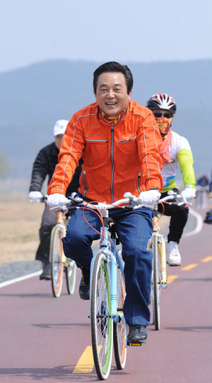 김문오 달성군수가 자전거 동호인들과 함께 달성 낙동강 달성 물레길인 강정고령보와 달성보 구간을 달리고 있다.