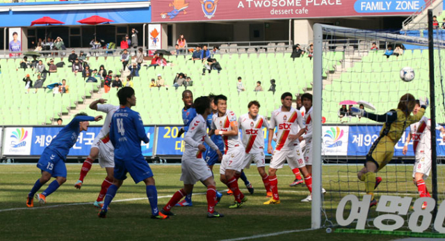 대구FC의 최호정이 11일 대구스타디움에서 열린 경남FC와의 경기에서 전반 42분 경남의 밀집 수비를 뚫고 1대1 헤딩 동점골을 터뜨리고 있다. 대구FC 제공