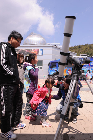 사진=제9회 영천보현산별빛축제가 26일부터 29일까지 영천시 화북면 정각리 보현산천문과학관 일원에서 열린다. 지난해 축제 때 천체관측 모습. 영천시 제공