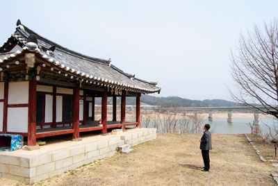 낙동강이 내려다 보이는 강정마을(고아읍 예강리)에 서예의 대가인 고산 황기로가 지은 매호정이 있다.