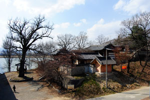 조선 중기 유학자인 여헌 장현광을 기리기 위해 1665년 제자들이 지은 동락서원(임수동)이 낙동강 옆에 자리잡고 있다.