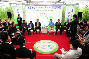 김관용 경상북도지사는 18일 문경 한아름영농조합의 토마토 농장을 찾아 도내 젊은 농업인들과 간담회를 했다. 경상북도 제공