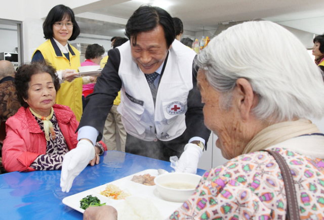 구미대학교 정창주 총장이 특수보육과 학생들과 19일 무료급식소인 구미시 원평동 