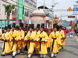 지난해 열린 제1회 생명문화축제 행사에서 안태사 행렬이 성주읍내에서 태봉안 퍼레이드를 펼치고 있다. 성주군 제공