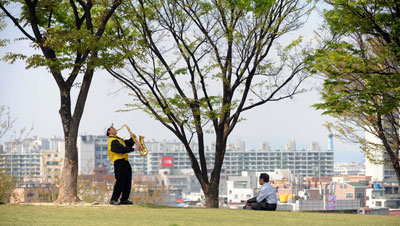 내 고향은 대구 달서구 두류동. 봄이면 사과꽃이 흐드러지던 고향집 과수원은 어느새 콘크리트 도시로 변했다. 부잣집 아들로 자라다 일순간 가세가 기울어 유년시절 가슴 아픈 사연을 간직한 곳. 그 시절이 생각나면 요즘도 고향마을 뒷동산(두류공원)에 올라 색소폰을 불어 본다. 