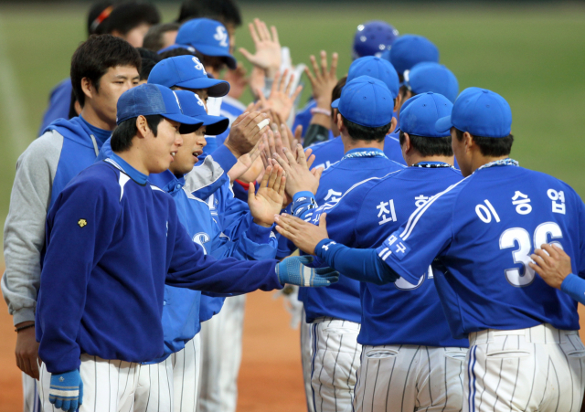 22일 청주야구장에서 열린 삼성과 한화전서 박석민과 이승엽의 홈런포를 앞세워 한화를 8대 4로 누른 삼성 선수들이 경기종료 후 승리의 기쁨을 나누고 있다. 삼성 라이온즈 제공