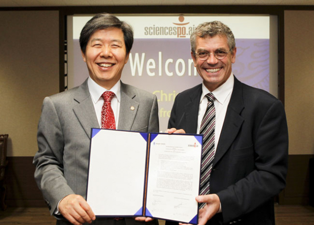 영남대는 20일 일본, 프랑스 대학들과 연이어 교류협정을 체결했다. 이효수(왼쪽) 영남대 총장과 프랑스 엑상프로방스 정치학교 뒤발 총장이 교류협정서를 보이며 활짝 웃고 있다.