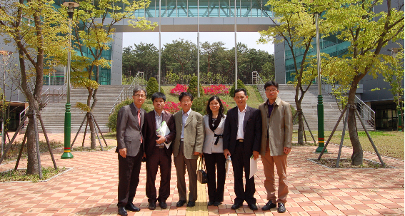 이날 한국한방산업진흥원을 방문한 베트남 보건성 산하 국립천연약물연구소의 부서장들은 천연물 부서장 TRINH THI DIEP, 제형팀 팀장 TRAN MINH NGOC, 베트남 화학 기술연구소 천연물 화학연구실 책임연구원 PHUNG VAN TRUNG 등이며, 진흥원에서 각종 실험실과 검사실 등 주요시설을 둘러보고 향후 교류협력에 대해 집중 논의했다.