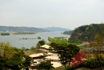 동락골(용암면 동락리) 언덕에서 바라본 낙동강. 성주군은 동안나루와 가죽정나루가 있던 이곳에 낙동강 무릉도원 테마파크를 조성할 예정이다.