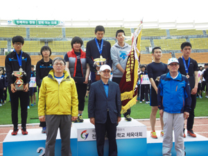 제26회 전국 체육고교 체육대회에서 3위를 차지한 대구체고 서영길(앞줄 오른쪽) 교장 등이 시상식에서 포즈를 취했다. 대구체고 제공