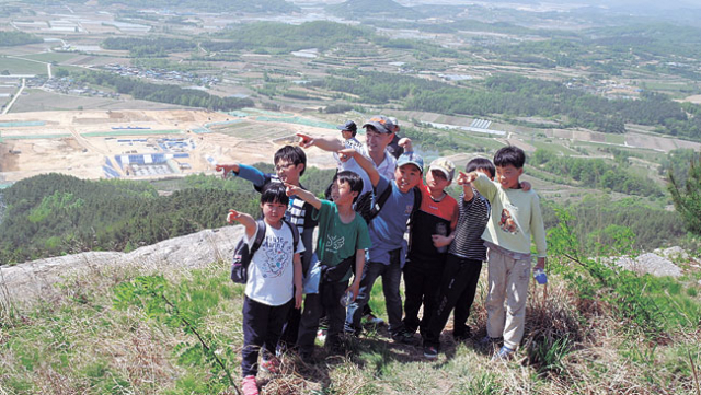 ▲안동 풍산 풍북초등교 전교생은 4일 신도청이 들어서는 신도시 뒷산인 검무산을 올라 애향심과 자긍심을 길렀다. 풍북초교 제공