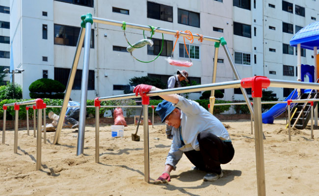 6일 대구시 달서구의 한 아파트 놀이터에서 공사업체 직원들이 새로 바뀐 놀이터 안전 규정에 맞춰 그네 주변에 안전 펜스를 설치하고 있다. 김태형기자 thkim21@msnet.co.kr