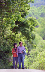 아내와 함께 고향 동네 오솔길을 걷는다. 녹음이 우거진 고향은 어머니 품속처럼 푸근하다.