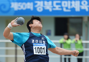 13일 구미시민운동장에서 열린 제50회 경북도민체전 육상 남자 시부 포환던지기에서 손현(경산시청)이 힘차게 포환을 던지고 있다. 손현은 15m37을 던져 우승했다. 성일권기자 sungig@msnet.co.kr