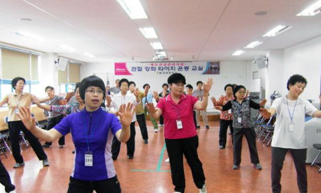 달성군 보건소는 4월 25일부터 보건소 및 화원보건지소에서 관내 의료 취약계층 중 관절염 환자 40명을 대상으로 관절 강화 타이치 운동 교실을 운영한다.