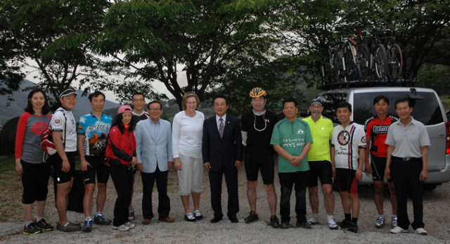 김문오 달성군수는 달성군을 방문한 캐슬린 스티븐스 前주한미국대사(한국 이름 심은경) 일행과 낙동강 강정보, 달성보 자전거 투어를 함께 하고, 비슬산자연휴양림에서 환담을 나누었다.