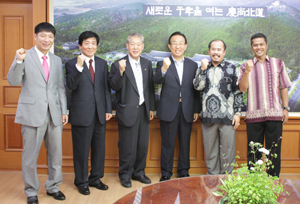 4일 경북도청을 찾은 인도네시아 서부 자바주체육회 전지훈련단 일행이 김관용 도지사와 면담 후 포즈를 취했다. 왼쪽부터 서부 자바주에 파견된 유도 채무기 코치, 도체육회 이재근 사무처장