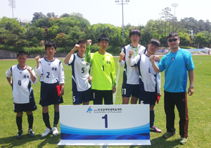 안동 영명학교 축구선수들이 지난달 경기도에서 열린 전국장애학생축구대회에서 우승한 후 포즈를 취했다. 안동 영명학교 제공