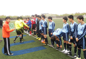 지난해 4월 열린 전국 지적장애인축구선수권대회에서 김희수(맨 왼쪽) 감독이 경기에 앞서 선수들에게 작전을 지시하고 있다.