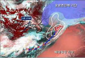 평년 같으면 한반도에 머물러야 할 장마전선이 현재 일본 서남부 해안에 머물러 있다.