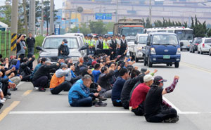 화물연대 포항지부 노조원들이 28일 오후 2시쯤 포항신항 입구에서 항만 출입 차량들을 저지하며 시위를 하고 있다. 신동우기자