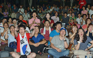 런던올림픽 축구 한국-멕시코전이 열린 26일 밤 응원전이 펼쳐진 대구 국채보상운동기념공원 대형 전광판 앞에서 축구 팬 200여 명이 한국팀의 승리를 기원하며 응원을 하고 있다. 성일권기자 sungig@msnet.co.kr