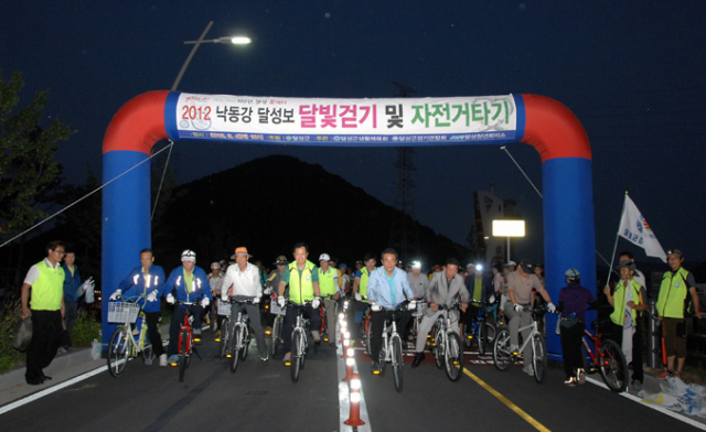 달성군은 지난 4일 저녁 7시 달성보 천년 별빛광장에서 김문오 달성군수, 김기석 달성군의회 부의장 및 의원, 걷기·자전거 동호인, 지역주민 및 관광객 등 2,000여명이 참석한 가운데 