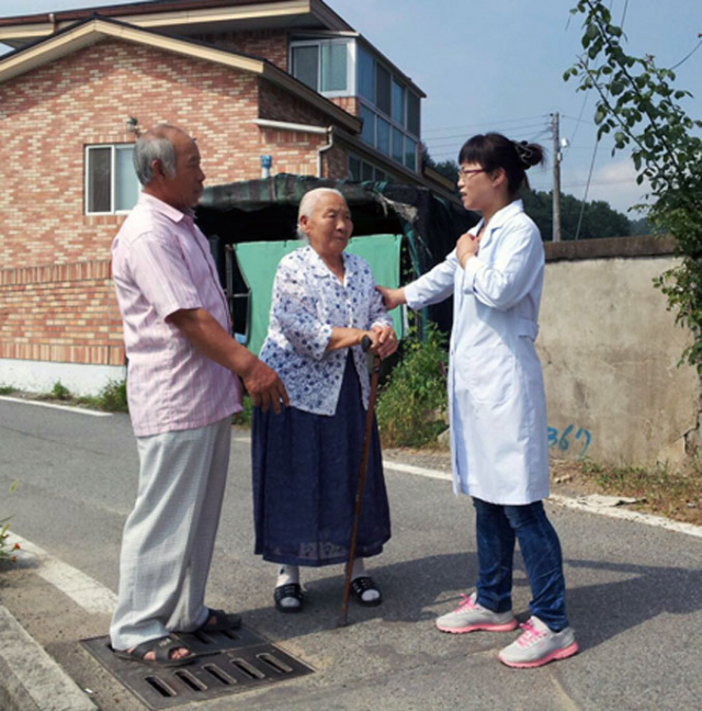 칠곡군보건소는 주민들의 건강관리를 위해 의료취약계층에 대한 방문건강관리사업을 연중 실시하고 있다.