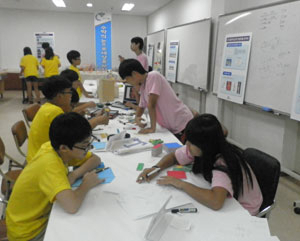 구미수학교육연구회가 마련한 수학캠프에 참가한 학생들이 수학의 재미에 흠뻑 빠져 있다.