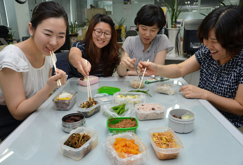 도시락은 여러 명이 모이면 다양한 반찬을 맛볼 수 있고, 외식비 부담도 크게 줄일 수 있는 게 장점이다. 대구 중구의 한 회사 직원들이 도시락으로 점심을 해결하고 있다. 성일권기자 sungig@msnet.co.kr