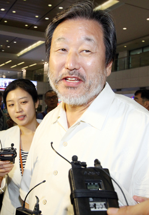 14일 오후 새누리당 김무성 전 원내대표가 유럽여행을 마치고 인천공항을 통해 입국해 기자들의 질문에 답변하고 있다. 연합뉴스