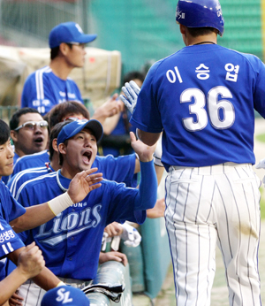 24일 서울 잠실구장에서 열린 삼성-LG전에서 1회초 적시타를 치고 나간 후 박석민의 2루타 때 득점을 올린 이승엽이 동료 선수들의 환영을 받고 있다. 삼성 라이온즈 제공