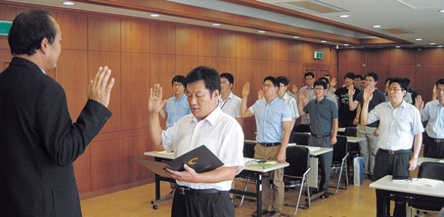 ▲경상북도개발공사는 27일 강당에서 하도급 및 노무비 체불 방지 시스템에 대한 설명회를 열고 청렴 결의문을 채택했다.