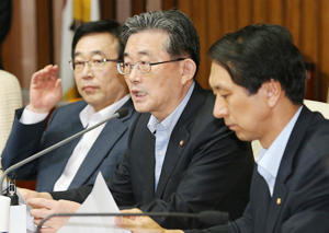 새누리당 이한구 원내대표가 28일 국회에서 열린 원내대책회의에서 현영희 의원의 체포동의안 처리와 관련해 입장을 밝히고 있다. 이 원내대표는 