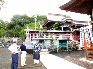 일본 구마모토에 있는 혼묘지(本妙寺). 주지 이케가미(池上正示) 스님이 초대 주지인 닛신(日眞) 스님과 사명대사와의 인연이 닿아 유묵 4점을 소장하고 있다고 설명하고 있다. 이 절은 임진왜란 때 선봉장인 가토 기요마사(加藤淸正)를 모시고 있다.