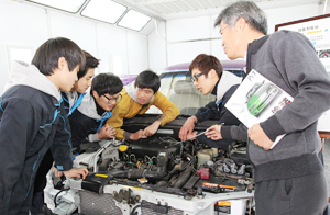 구미대 자동차기계공학과 학생들이 현장실습교육을 받고 있다. 구미대 제공