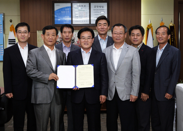 칠곡군 호이장학회와 왜관농협이 지난 10일 지역인재 육성과 명품교육도시 조성을 위한 협약을 체결했다.