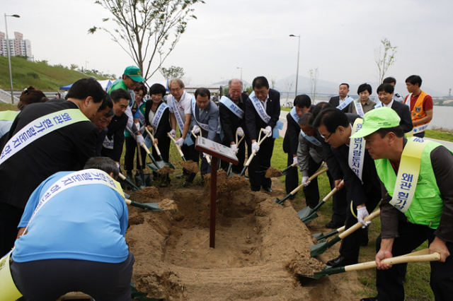 칠곡군은 13일 왜관읍 흰가람둔치 광장에서 20여개 지역단체·주민 등 300여명이 참석한 가운데 특색있는 