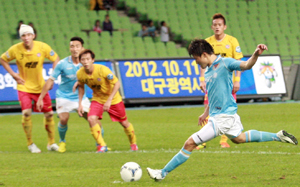 대구FC 황일수가 26일 열린 성남 일화와의 경기에서 후반 45분 페널티킥을 차고 있다. 대구FC 제공