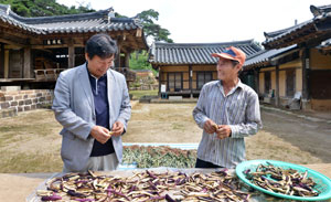 학창시절 취업 준비할 때 책과 시름하던 추억이 녹아있는 봉강재. 지금은 동네 형님이 재실을 관리하고 있다.봉강재에는 파평 윤씨의 시조인 윤신달 장군을 모신 사당과 부속 건물들이 있다.