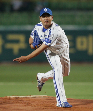 28일 대구시민야구장에서 열린 삼성과 롯데의 시즌 마지막 대결에서 삼성 선발 장원삼이 롯데 타선을 향해 역투하고 있다. 장원삼은 이날 승리를 보태 16승으로 다승 단독 선두로 나섰다. 삼성 라이온즈 제공